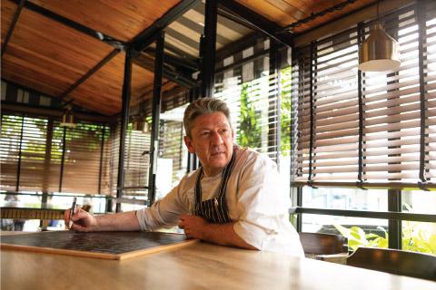 Bistrot VERiTABLE Alain Parodi écrit les plats du jour sur son ardoise